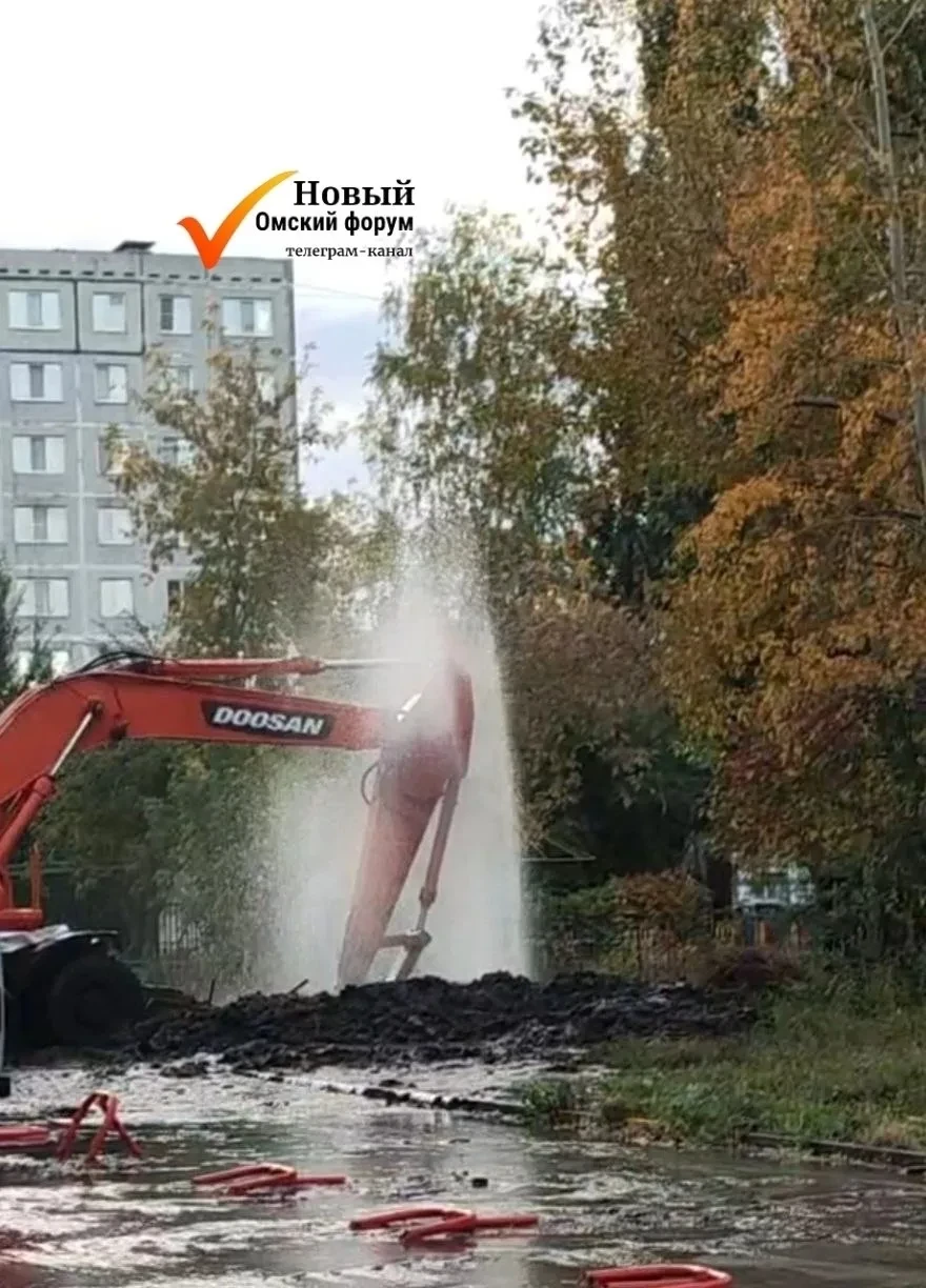 💧 Омичи жалуются на прорывы труб и запах канализации по всему городу