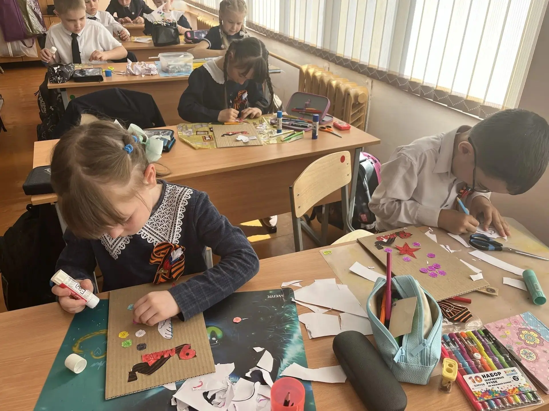🇷🇺✨ Хранители исторической памяти В преддверии празднования Дня Победы учащиеся 1А класса (1 корпус)
