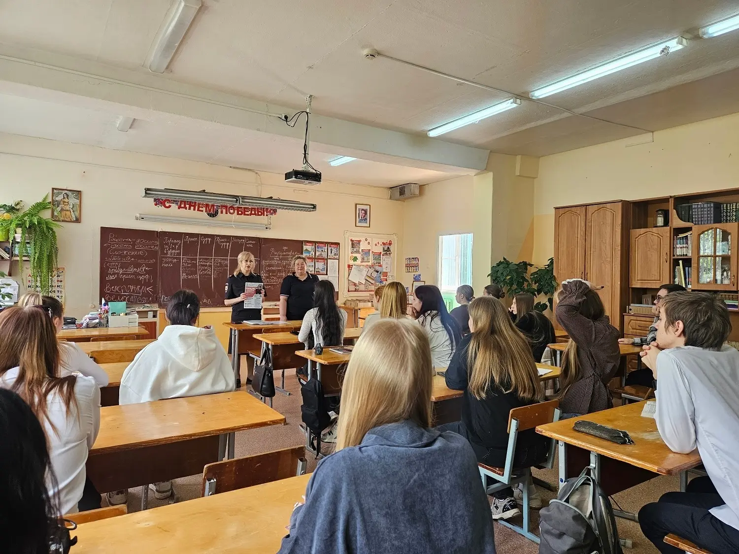В Йошкар-Оле сотрудники МВД по Республике Марий Эл проводят профилактические беседы в преддверии шко