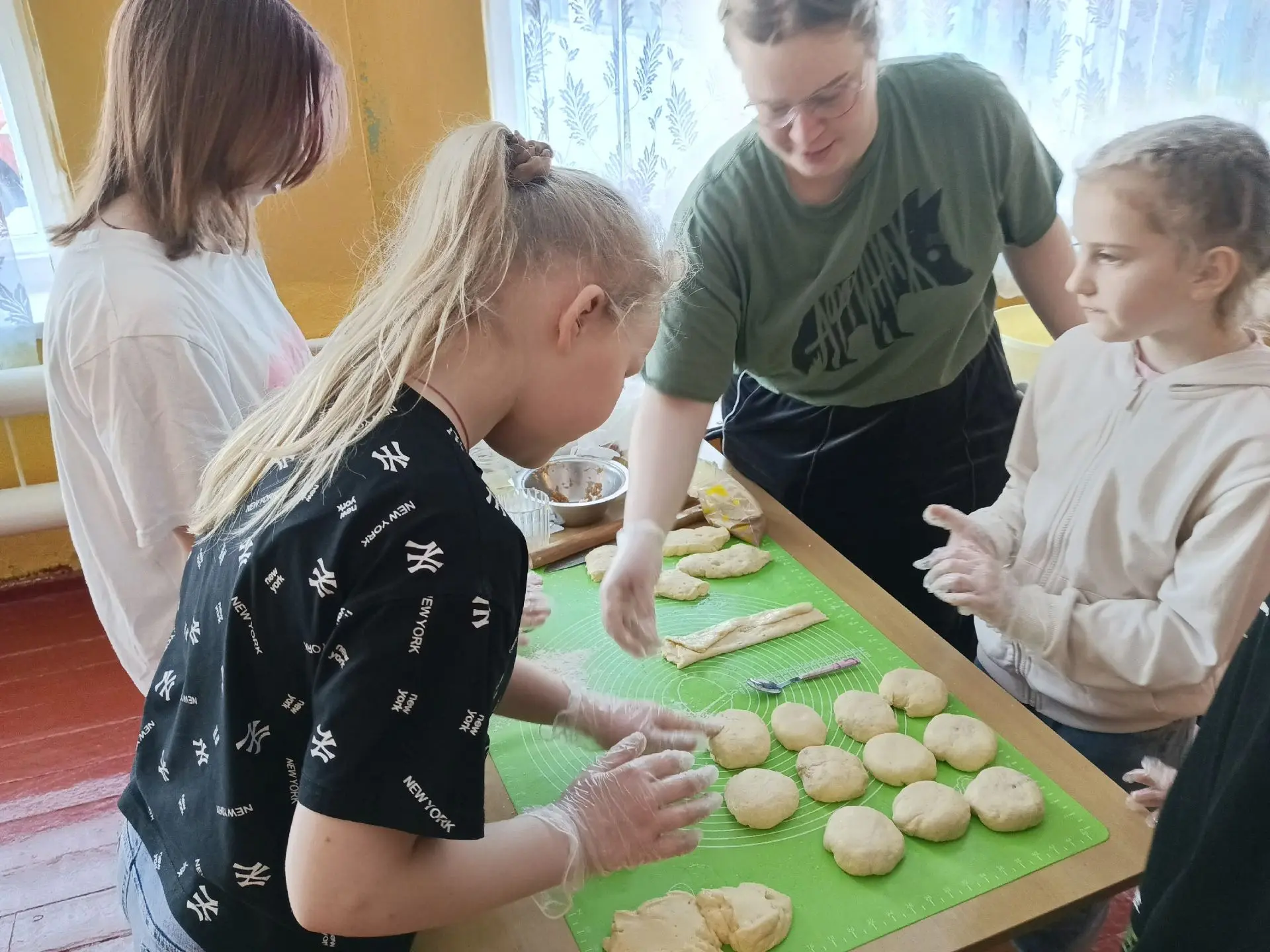Утро второго дня: Заряд бодрости и вкусные открытия! Второй день в нашем лагере начался...