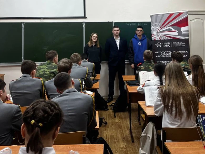 🚀 Продолжаем профориентационнаую работу.  🏫 Представители факультета провели серию профориентационны