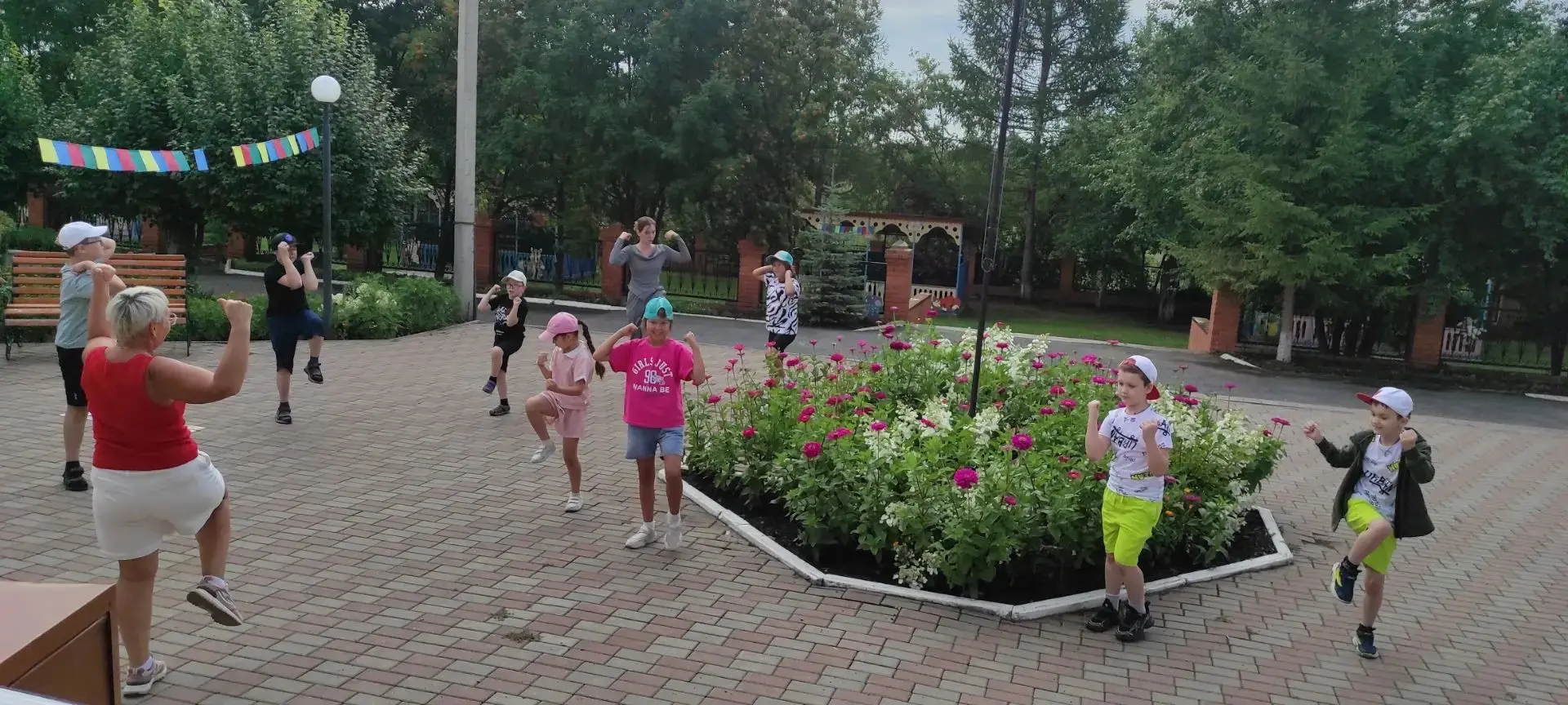 Третий день смены прошёл под девизом «Прекрасен горный наш Кавказ!» 
Утро началось торжественно: под