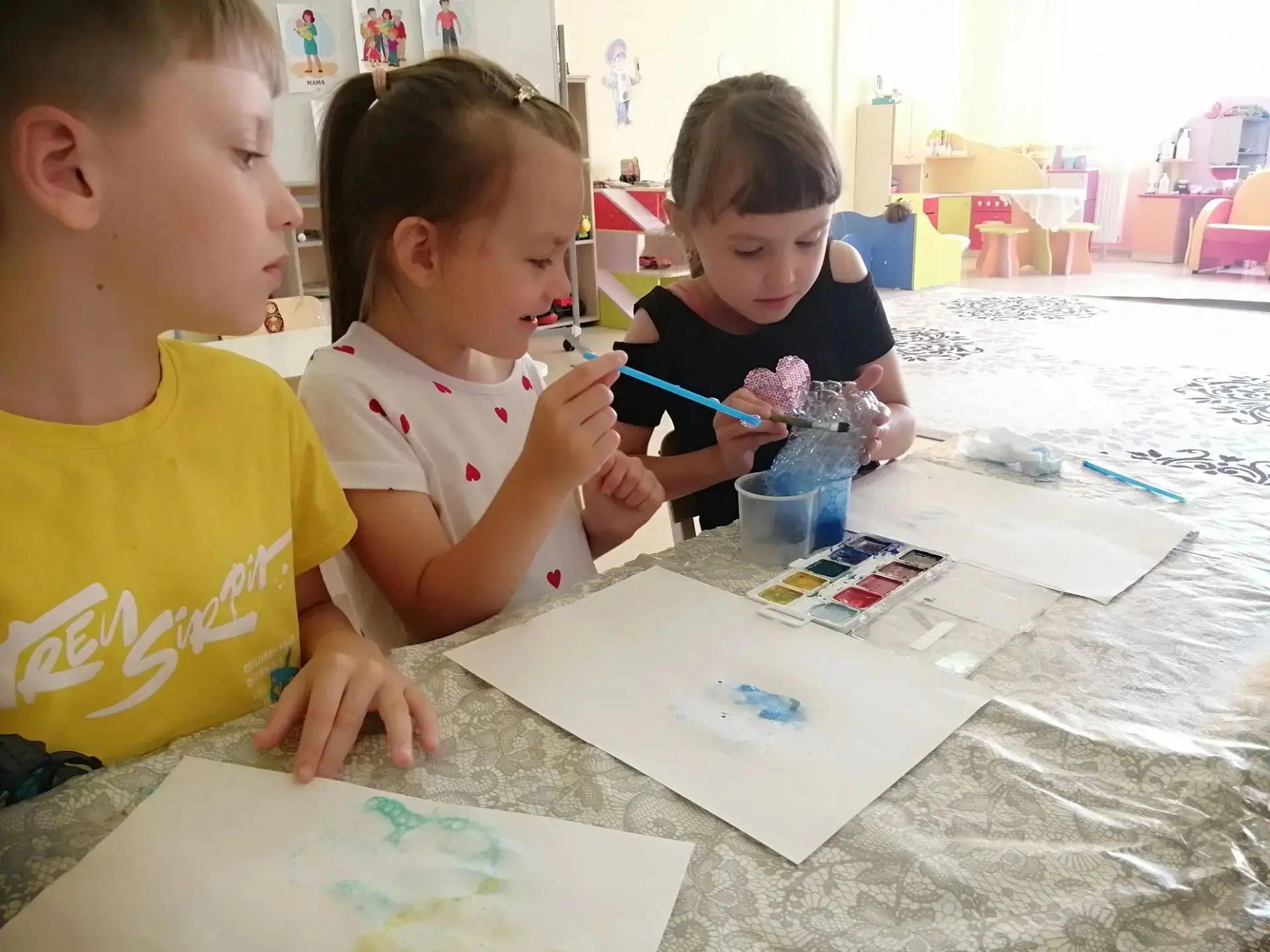 Если дунуть посильней,
Будет много пузырей!
Раз, два, три, четыре, пять —
Можно ими рисовать!
Наверн