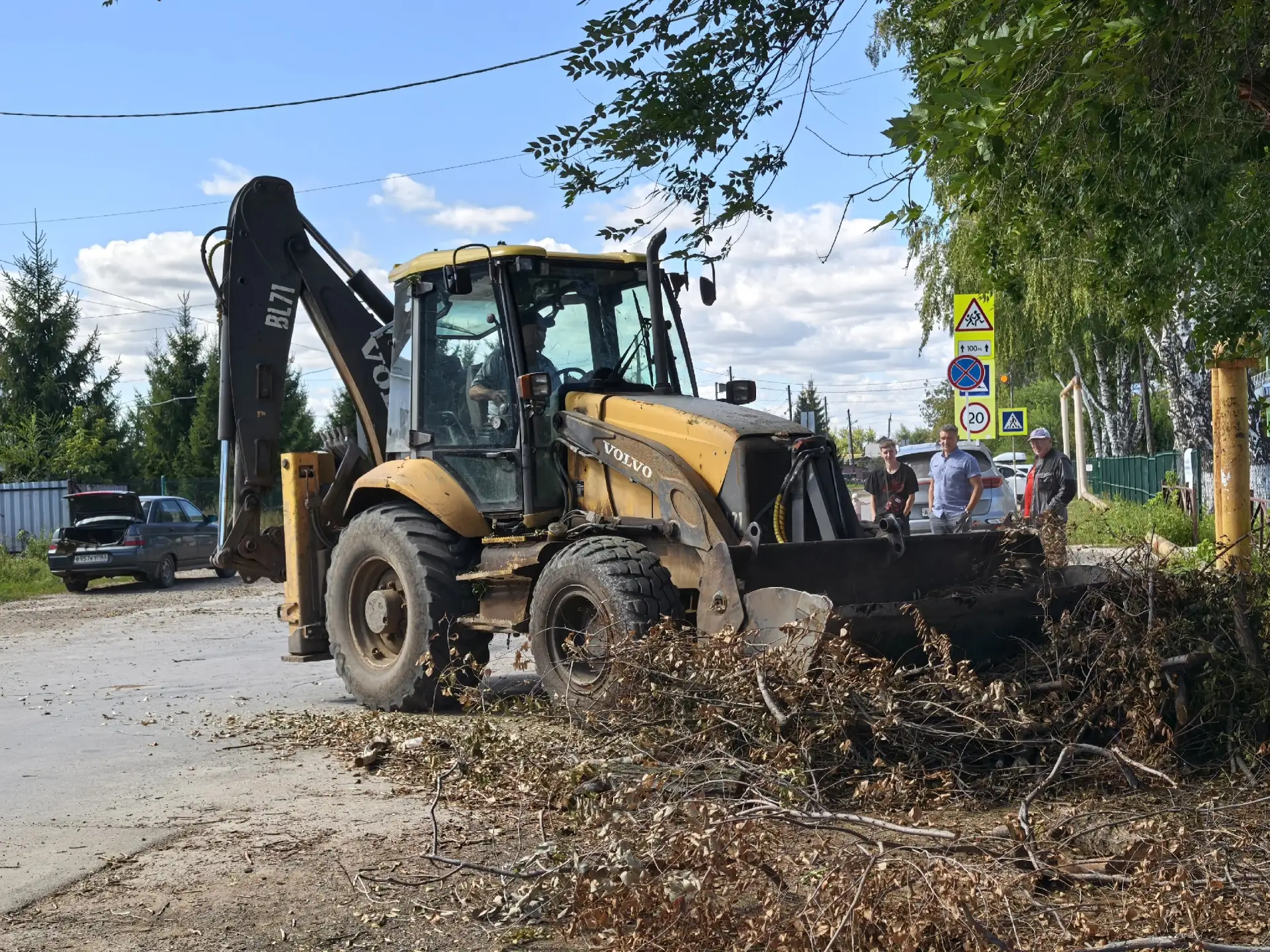 🌳🚛 БЛАГОУСТРОЙСТВО ПОСЁЛКА: УБРАЛИ ВЕТКИ С УЛИЦ