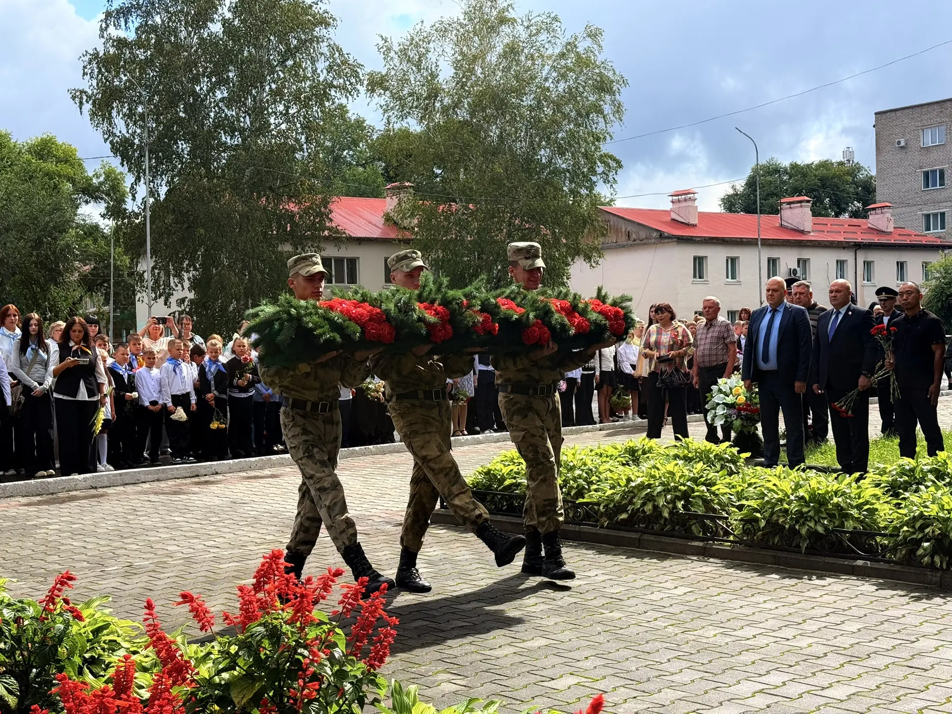 В селе Чугуевка прошла торжественная церемония возложения цветов к Обелиску, посвященна...