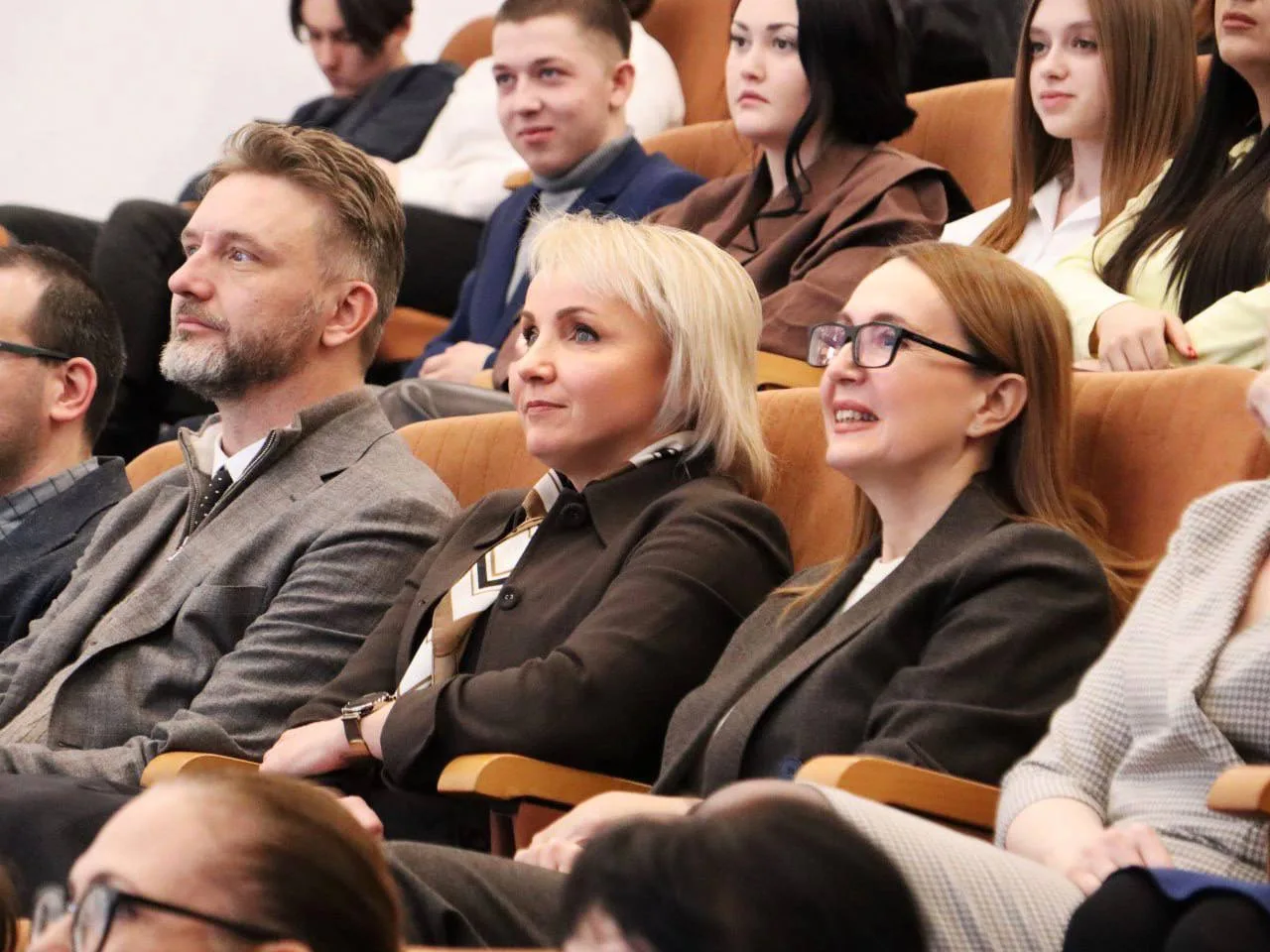 📍В день науки - научный слэм!  — 8 февраля страна отмечает главный праздник научного сообщества — Де