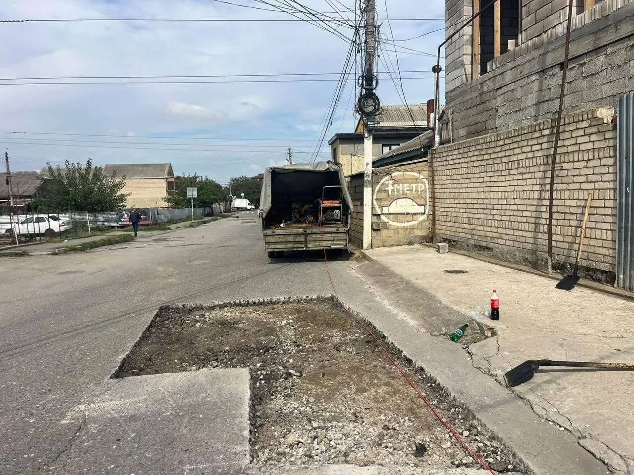 В Махачкале ремонтируют ямы на проспекте Акушинского
