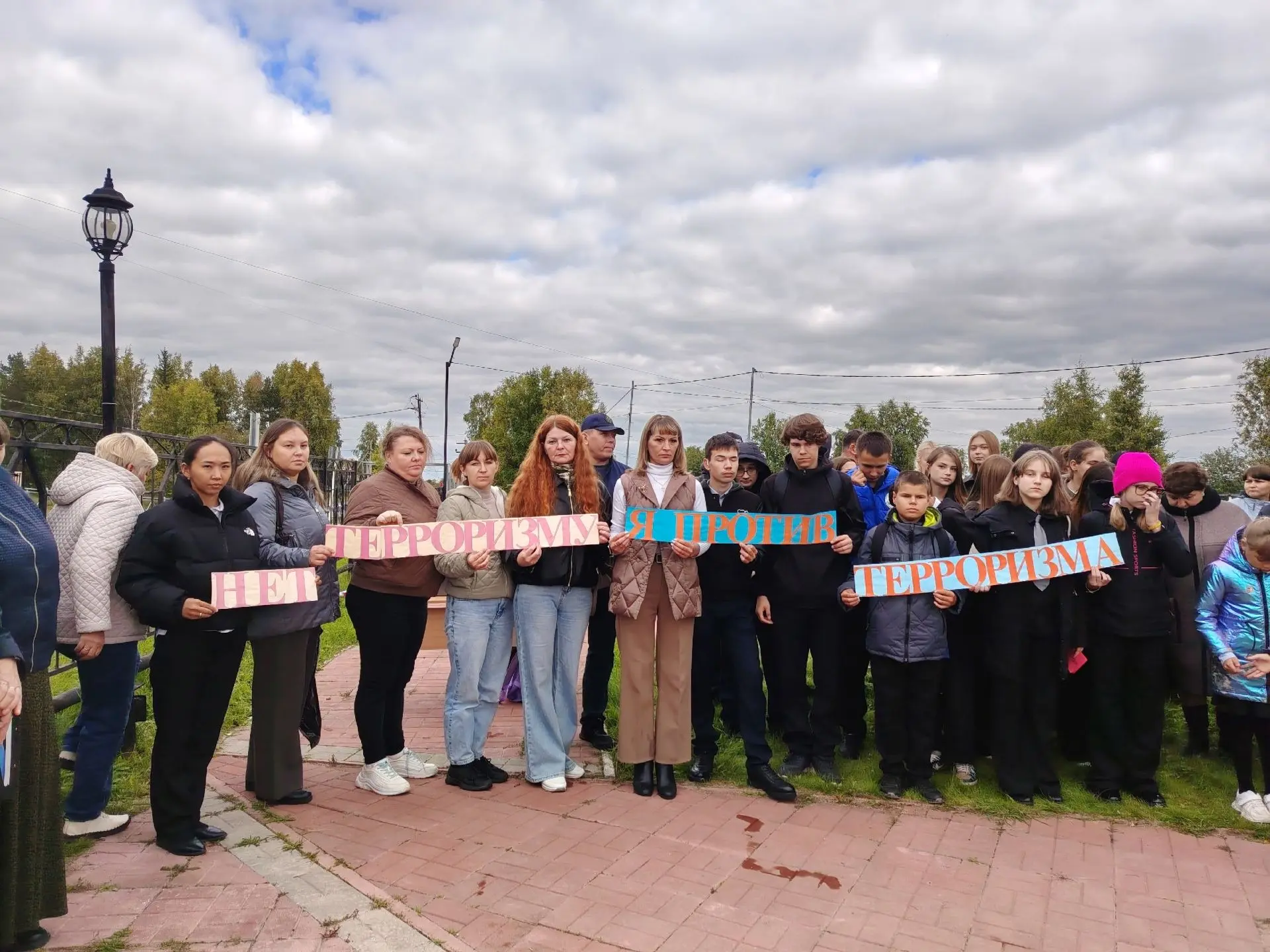 После урока ученики приняли участие во Всероссийской акции «Капля жизни». В сквере памя...