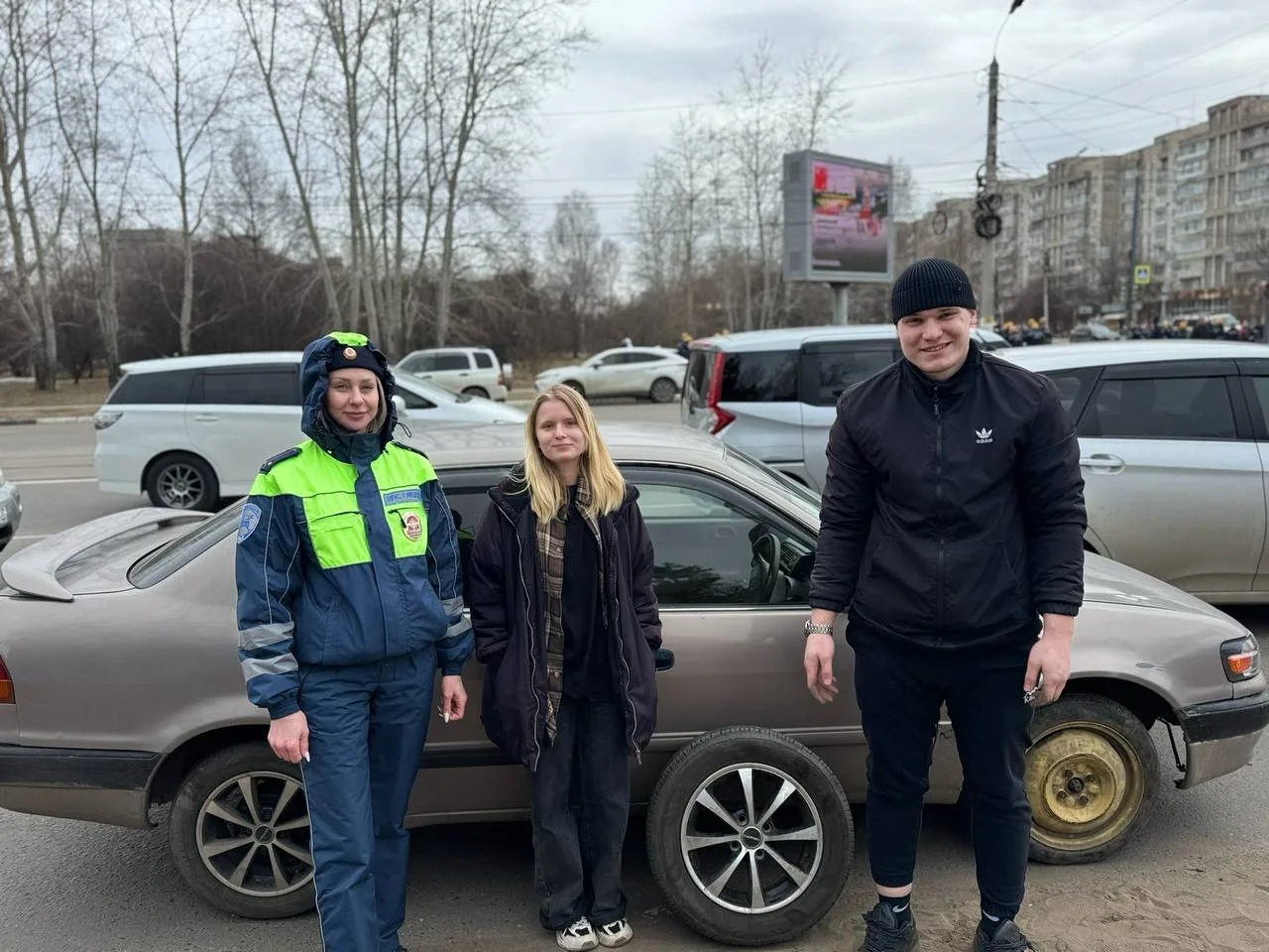 В Комсомольске сотрудница Госавтоинспекции помогла автоледи, оказавшейся в трудной дорожной ситуации