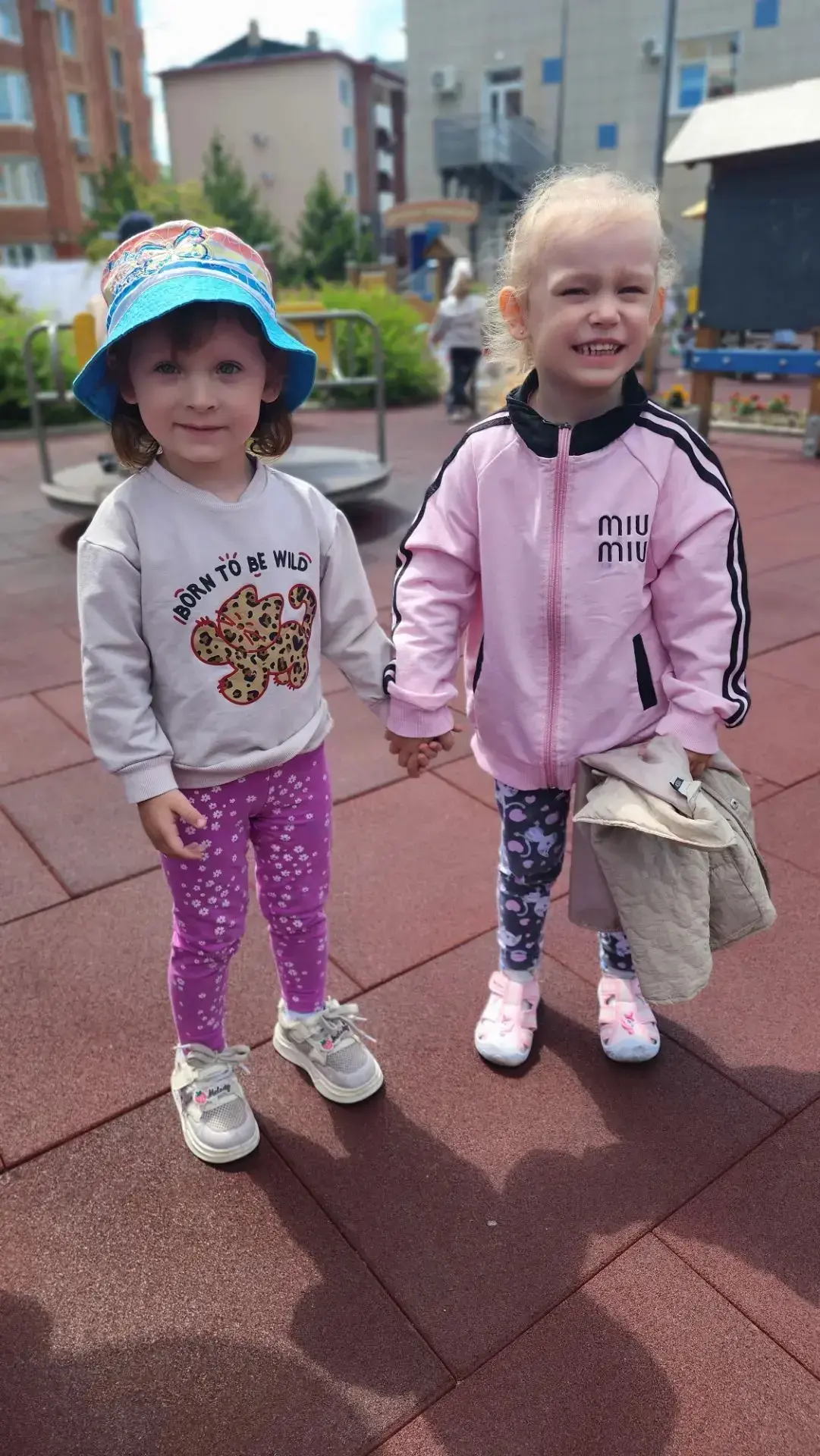Малыши на прогулке 😍

Спелое лето
В ягоды одето,
В яблоки и сливы.
Стали дни красивы.
Сколько цвета
