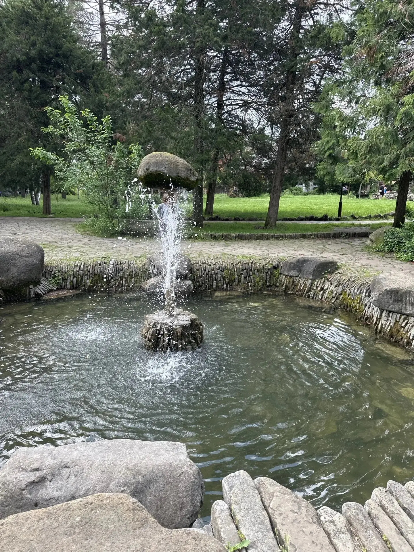 ⛲️ Фонтан «Каменный цветок» запустили в работу.  Понимаем, что у жителей города возникали вопросы по