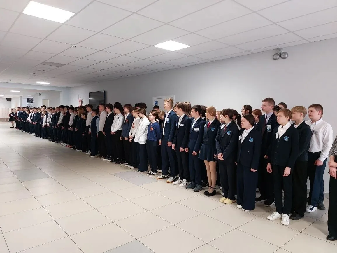 🇷🇺 Учебная неделя в лицее началась с торжественной линейки, посвящённой 81-й годовщине Победы в Вели