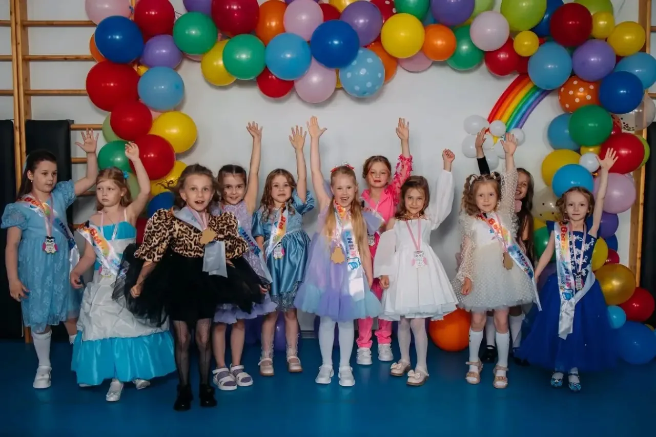 🌸Любимое дело одной из групп выпускников рисовать цветными мелками свои мечты…