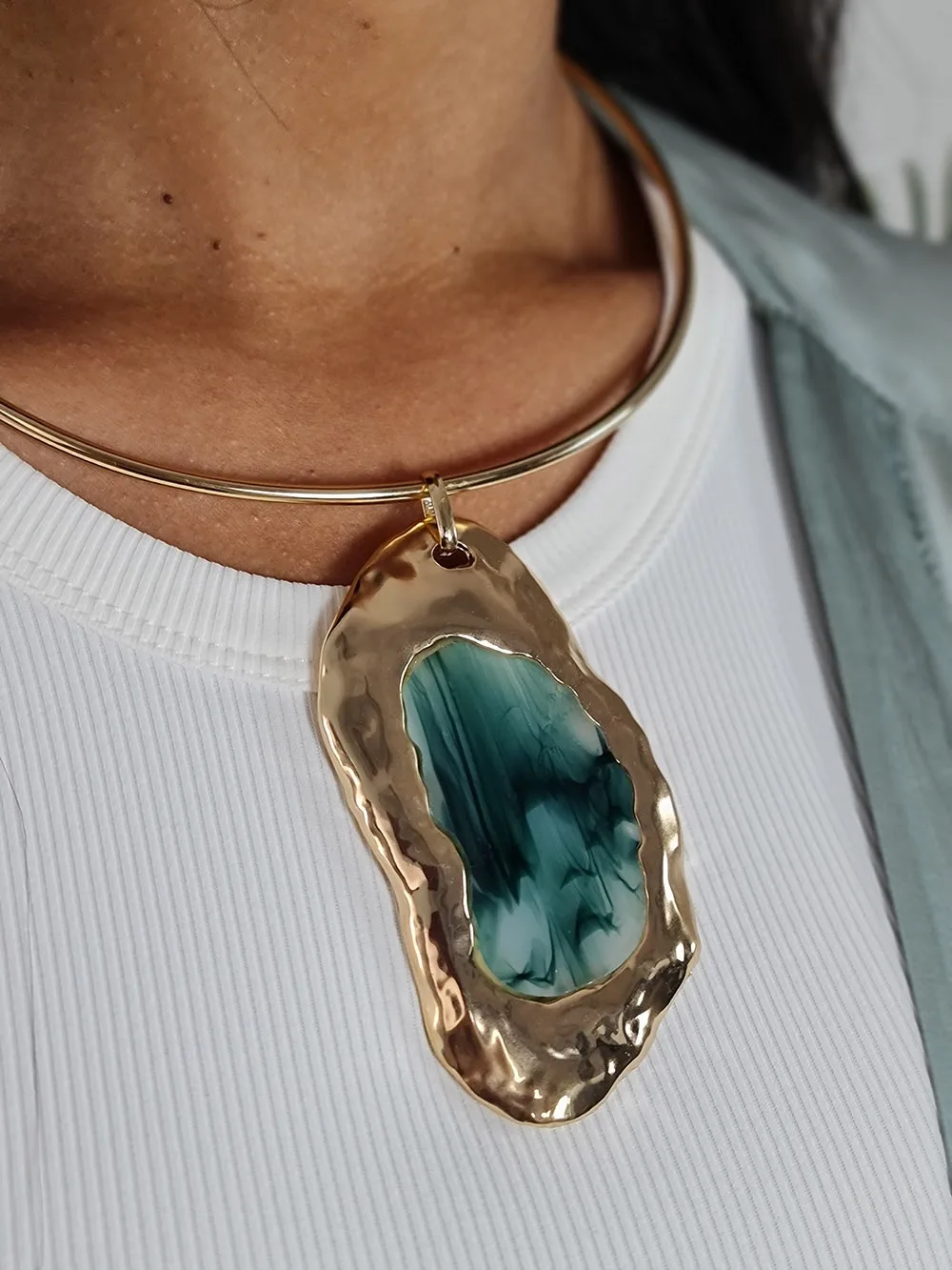 Роскошное массивное колье-обруч с подвеской из камня изумрудного цвета 💚