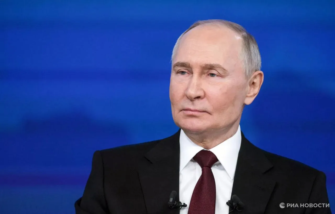 Россия должна идти по пути укрепления страны в соответствии с конституцией, заявил Путин.