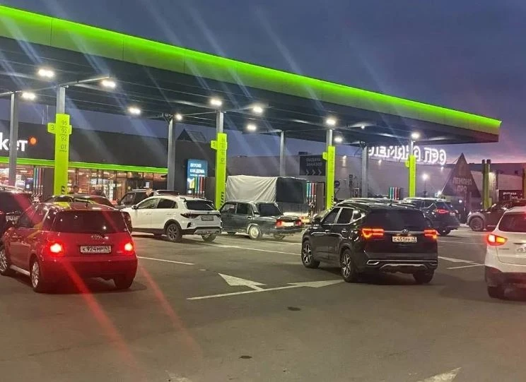Ограничения на продажу бензина в чётные и нечётные дни могут снять в Кирове в ближайшее время 
 
Сит