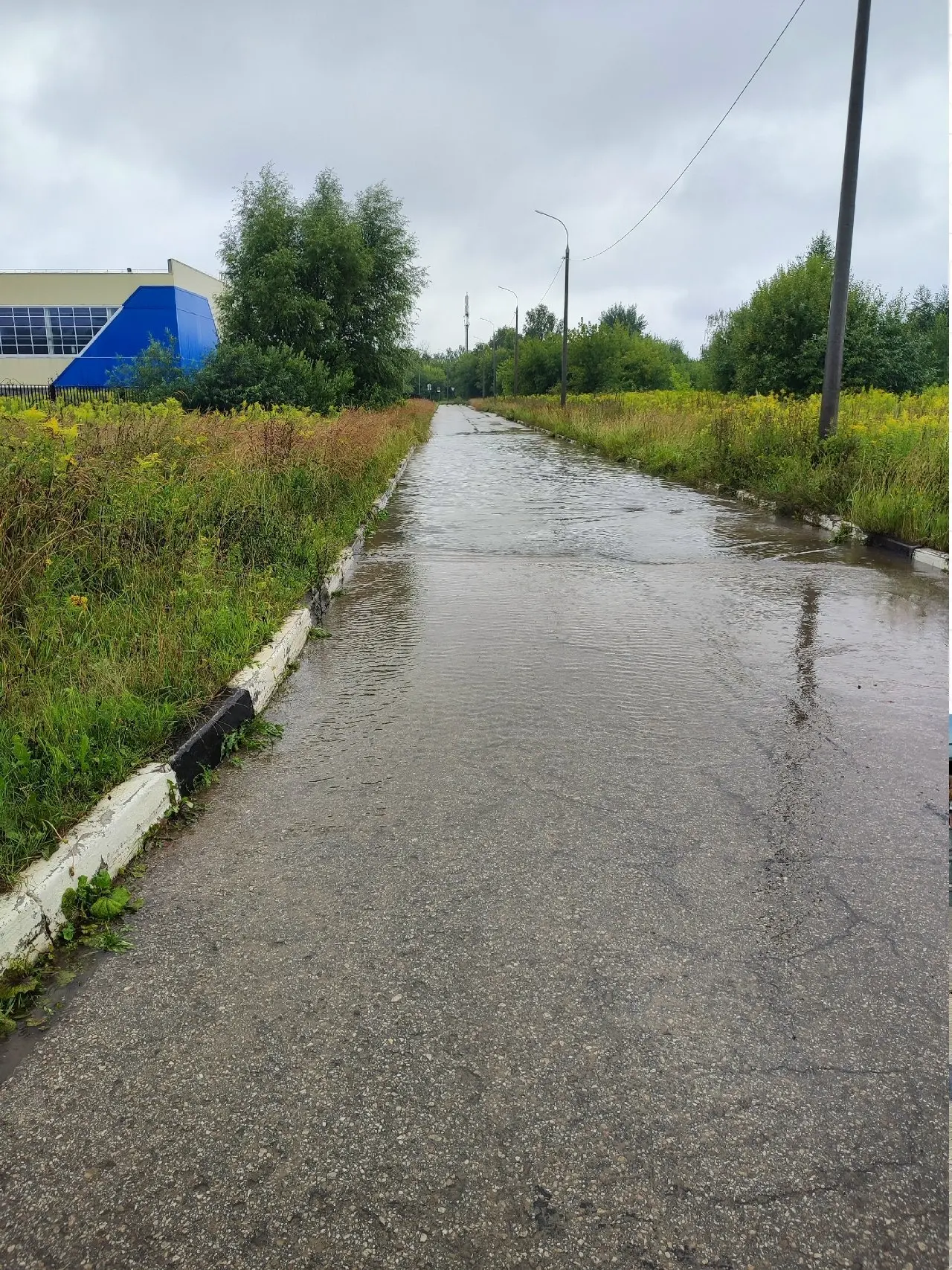 Здравствуйте! Дорога без тротуаров у Фока Красногорка. В любой дождь появляется достаточно глубокая 