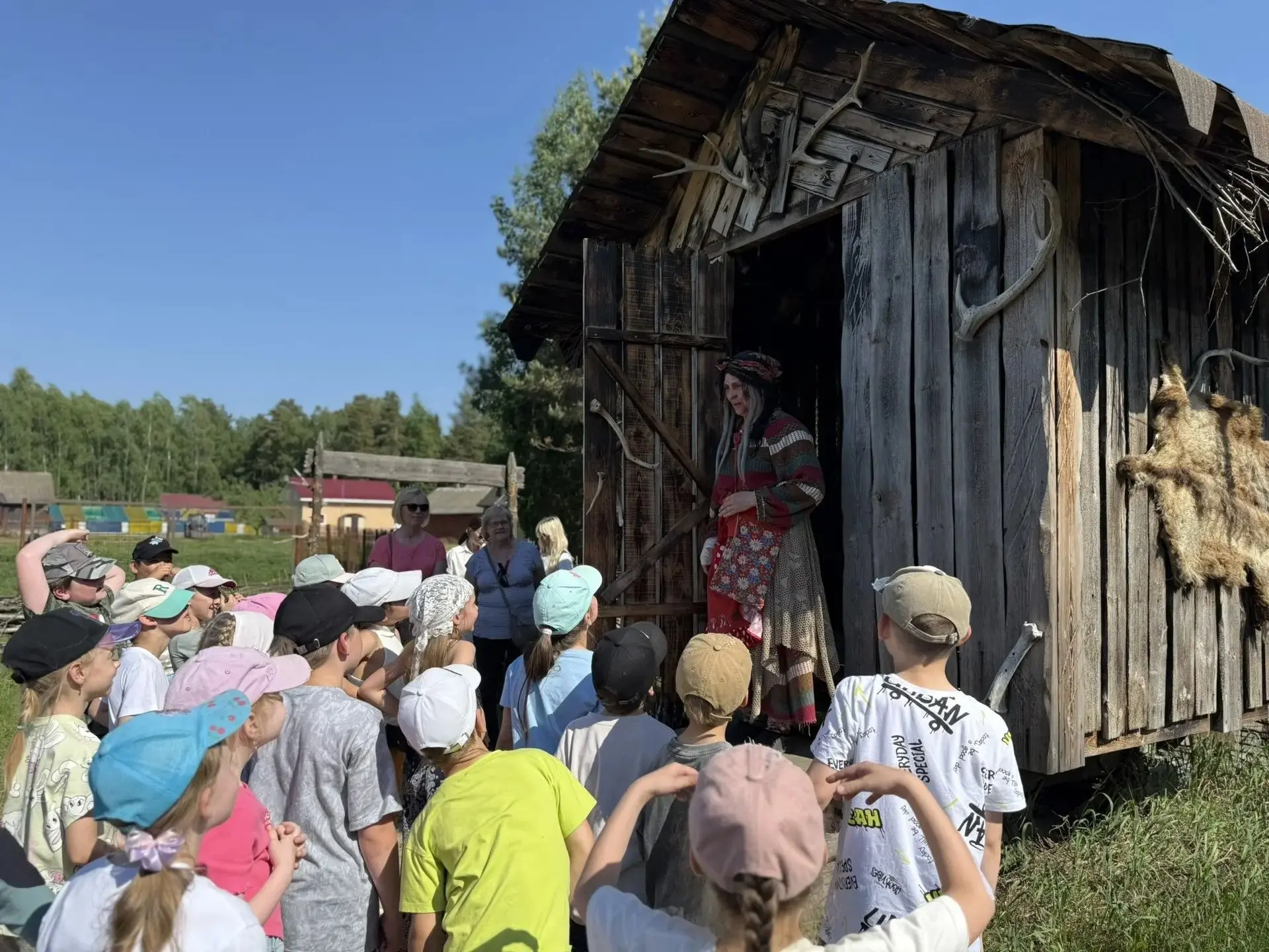 1 «Г» класс отметил окончание учебного года… в гостях у Бабы Яги!🧙✨  Необычное, но очень весёлое пут