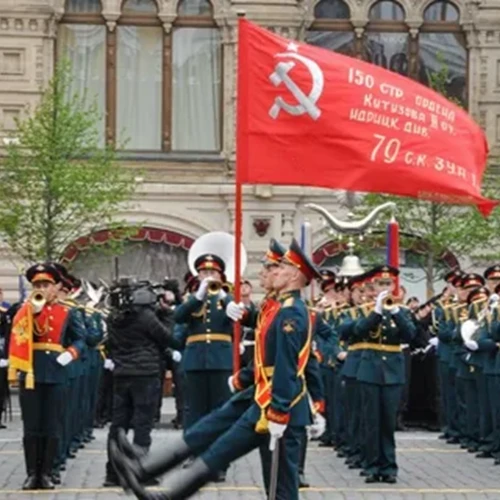 В нашем школьном музее хранится копия Знамени Победы🎗️  Этот экспонат — напоминание о том, что истор