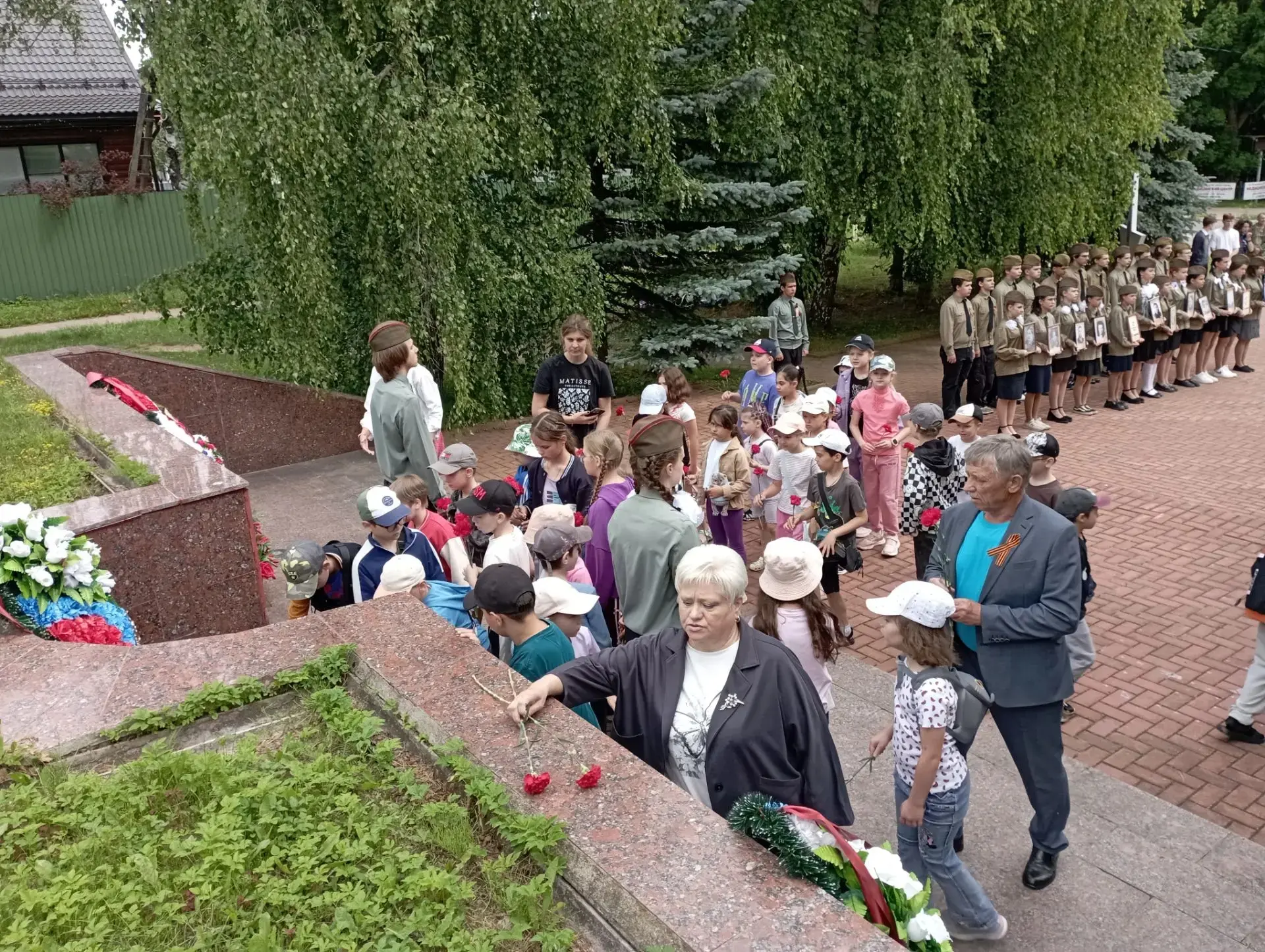 Сегодня, 22 июня, в День памяти и скорби, ученики МБОУ "СОШ №28"приняли участие в торжественном возл