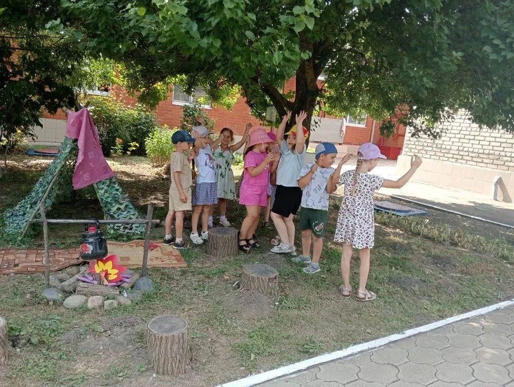 Группа "Пчёлки".
Сюжетно- ролевая игра. "Пожарные". Ребята с удовольствием играли в сюжетно-ролевую 