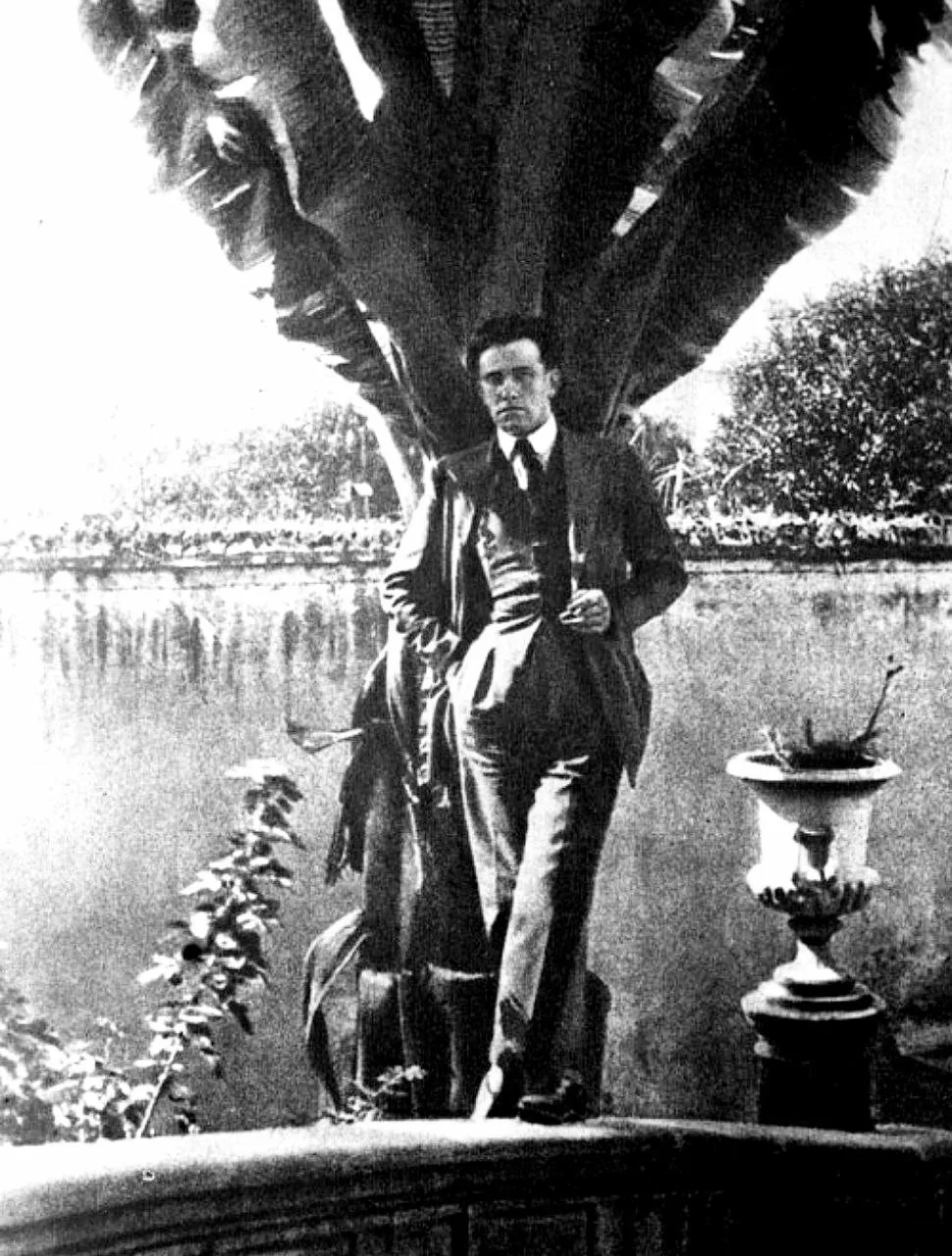 Владимир Маяковский во время путешествия, Мексика, 1925 год.