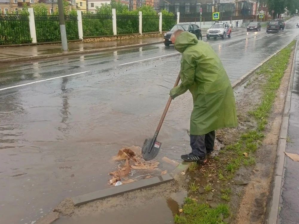 🌧 Из-за сильного дождя затопило низкие участки улиц. На тротуарах и дорогах появились грязевые нано