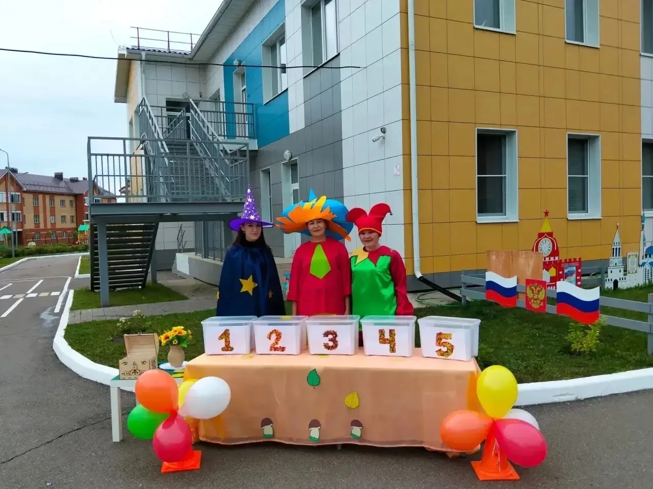 Бар күңеллелек бөтен дөньяда, бар бер ямь бүген! Нәрсәдән бу?— Мин беләм: бәйрәм бүген,...