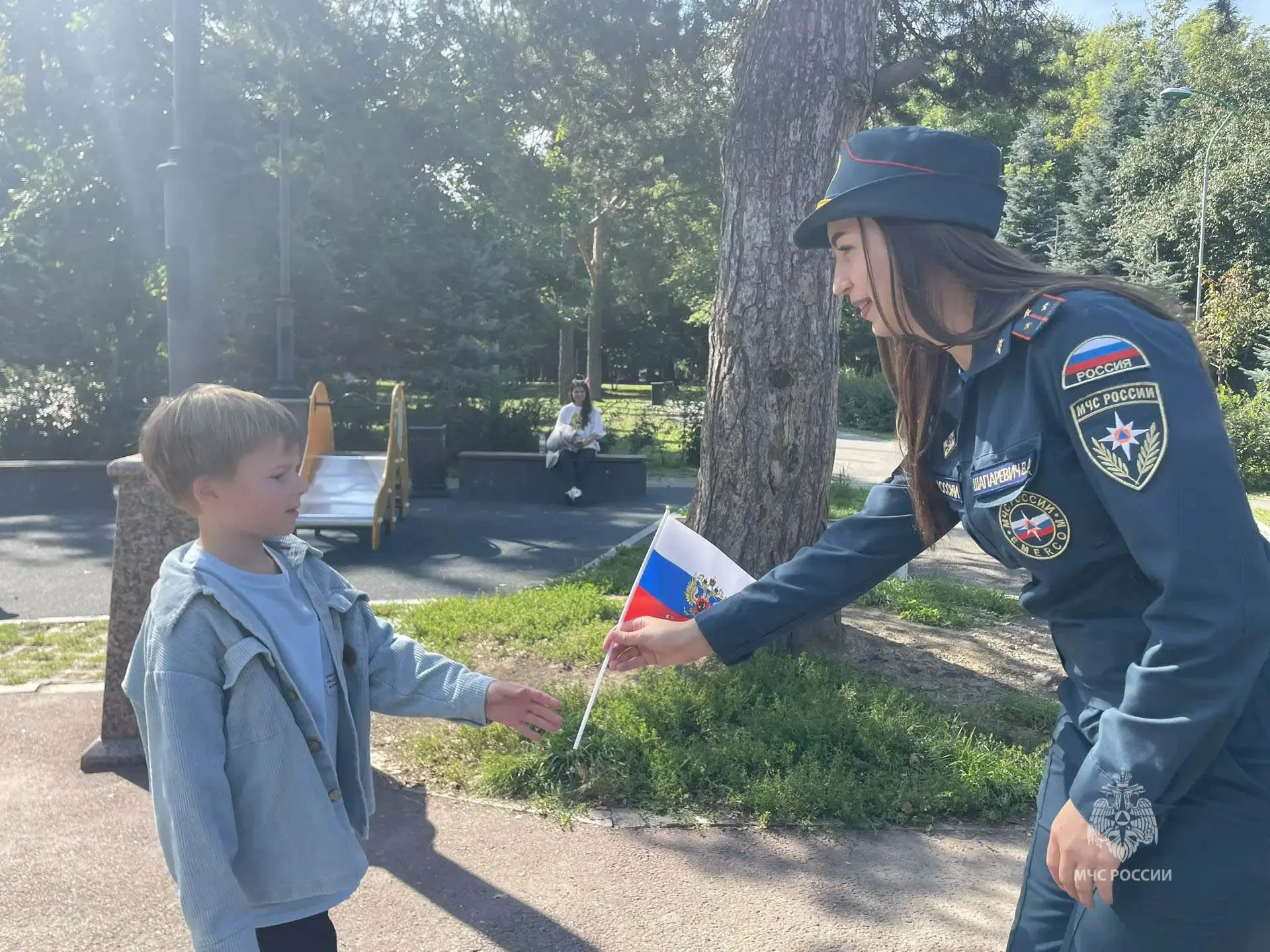 «Цвета Родины»: сотрудники МЧС России присоединились к празднованию Дня Государственног...