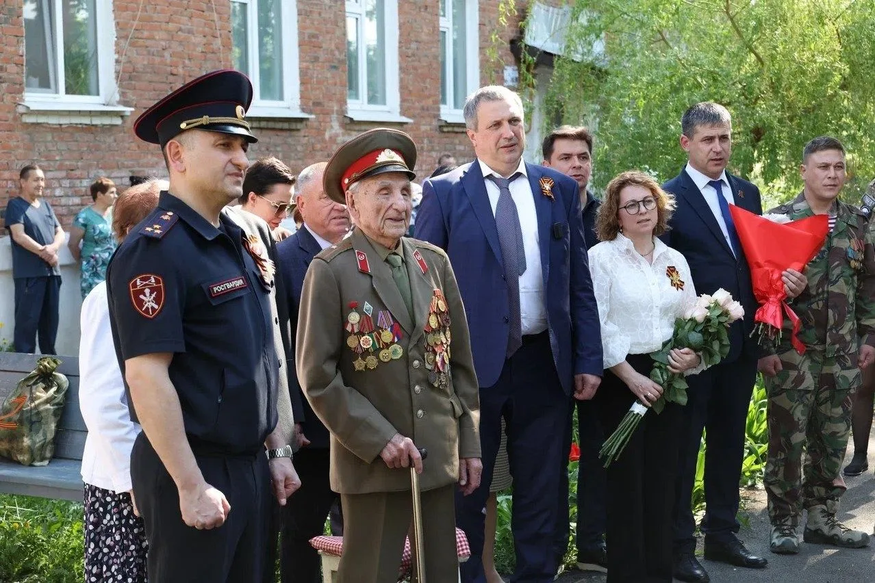 В Самаре росгвардейцы провели парад у дома ветерана войск правопорядка и Великой Отечественной войны