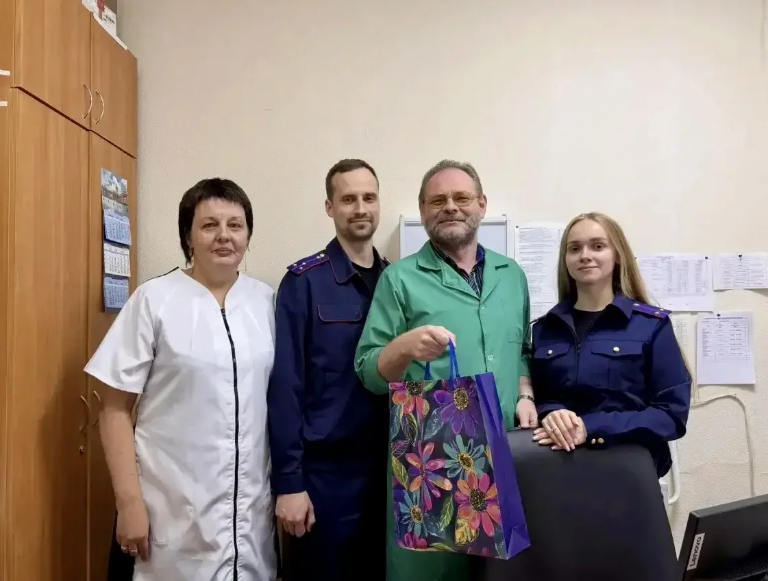 Коллектив следственного отдела по городу Луга поздравил с днем медицинского работника  судмедэксперт
