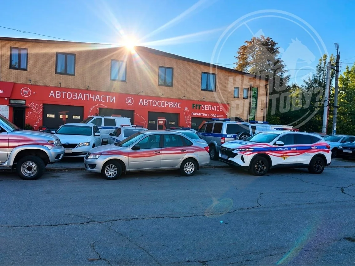 В Ростове-на-Дону неизвестный изрисовал полицейские автомобили, припаркованные на улице...