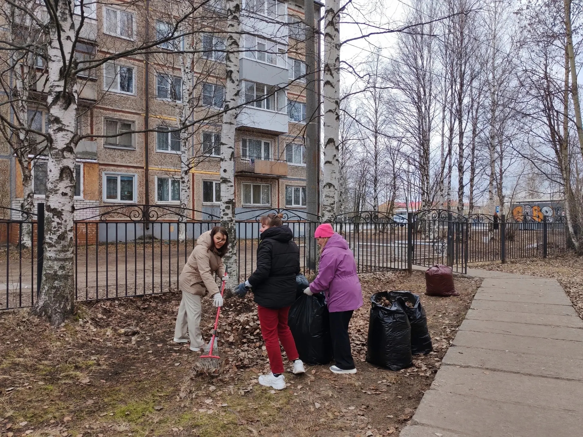 🌿 ВЕСНА — ВРЕМЯ НАВОДИТЬ ПОРЯДОК!  Педагоги нашей школы дали старт традиционным весенним субботникам