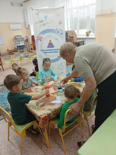 В группе"Смешарики"сегодня ребята украшали ,вырезанную из цветной бумаги бабочку с помо...