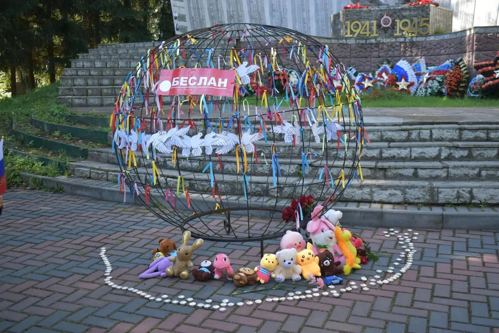 У памятника воинам-землякам прошёл митинг, посвящённый жертвам терактов.