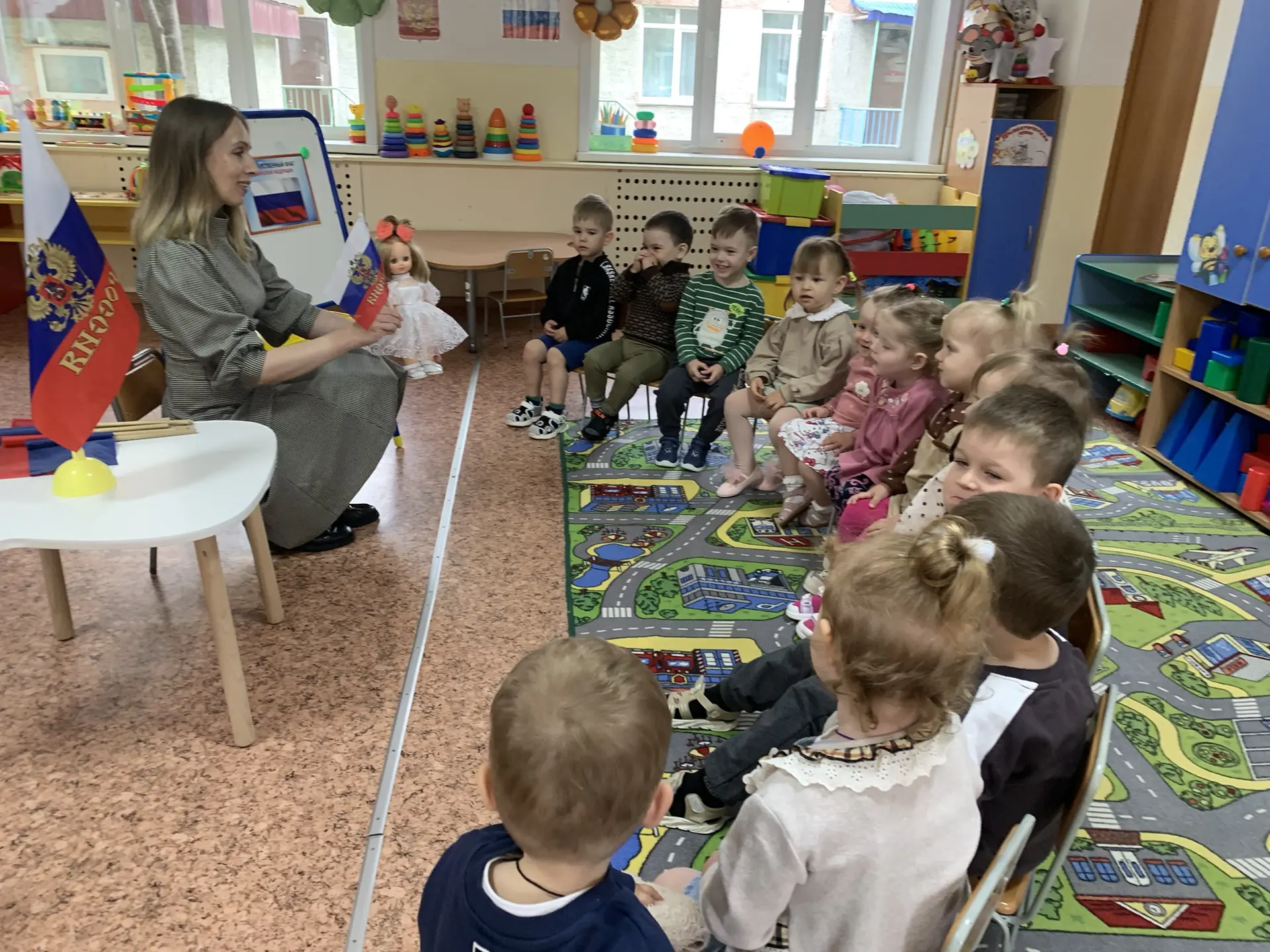 С Днём России, друзья! 🎉

Наши малыши из группы «Одуванчики» впервые знакомились с главным символом