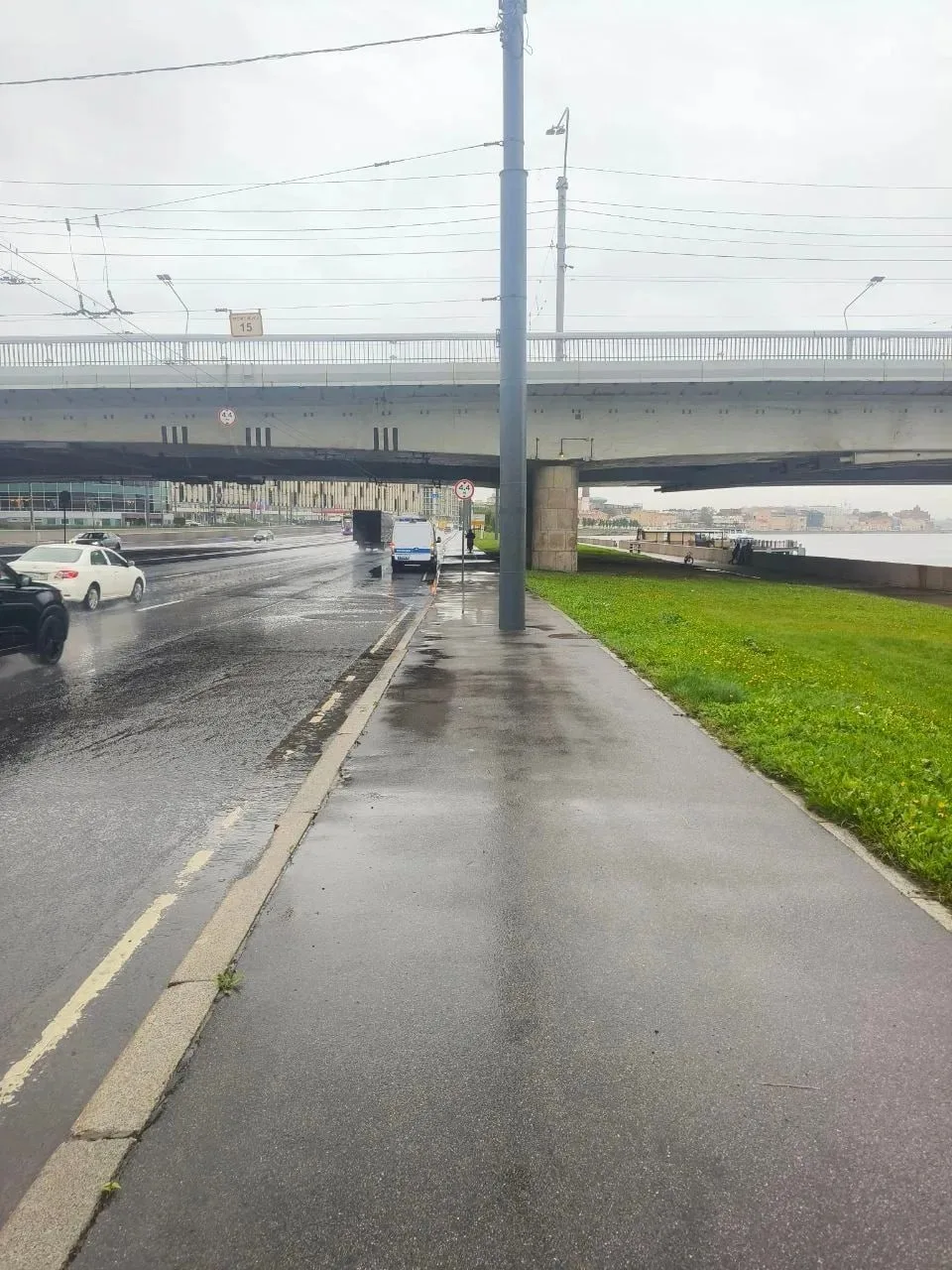 В Неве у моста Александра Невского нашли тело мужчины
