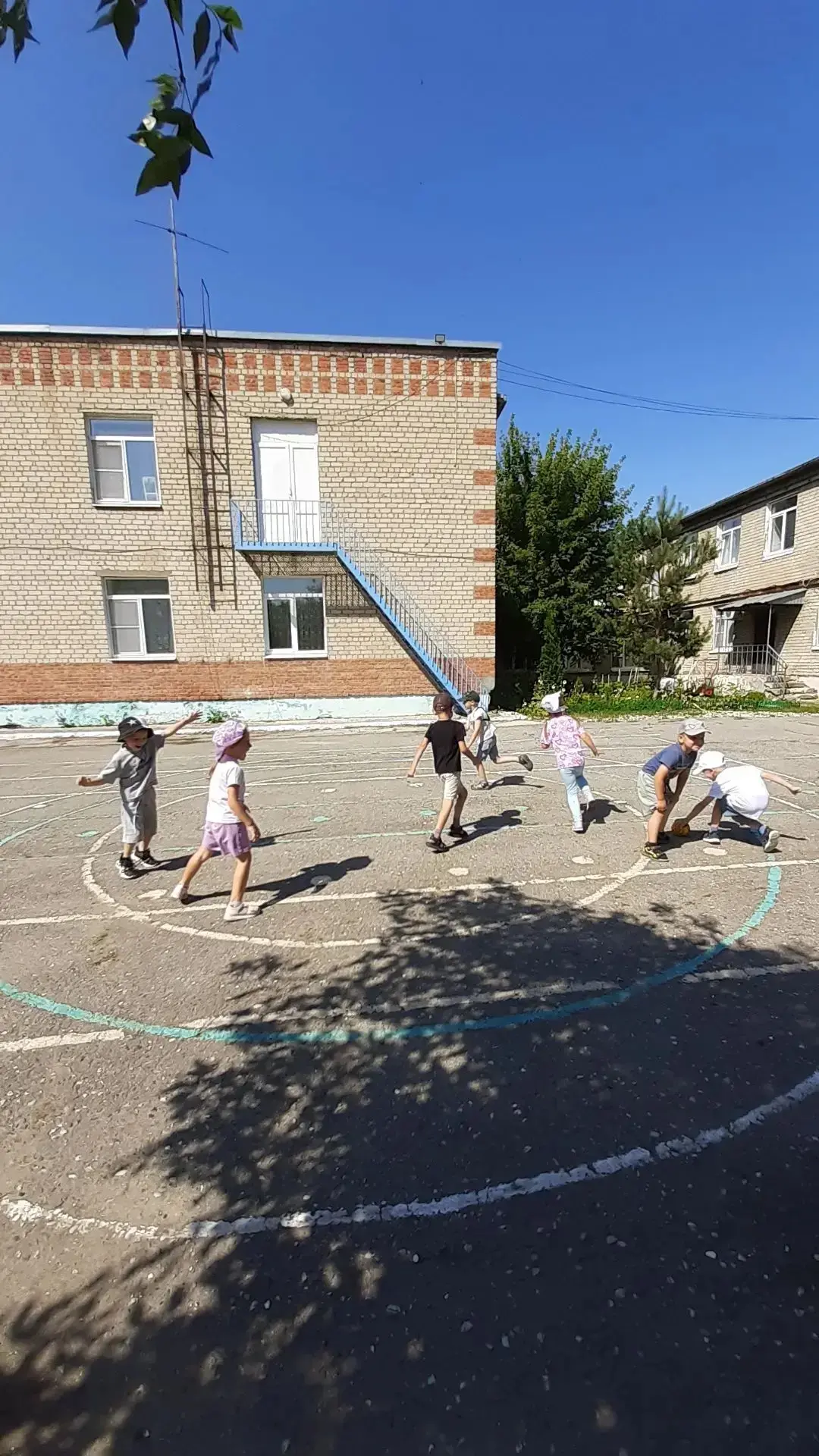 В рамках проекта, приуроченного к Году Единства народов России, дети старшей группы № 1...