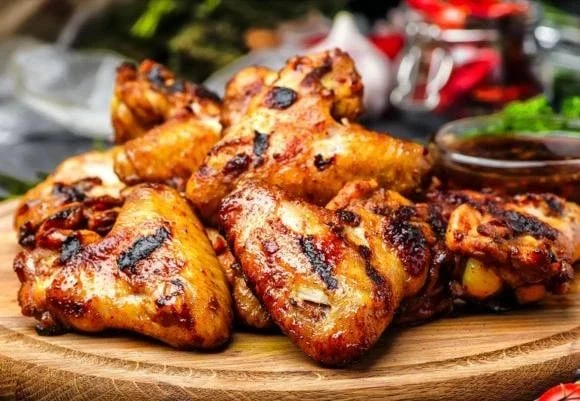 🍗 Куриные крылья в соево-медовом маринаде 🍯

📝 Ингредиенты:

🧅 Лук — 1 шт.
🌶️ Перец чили — 1 шт