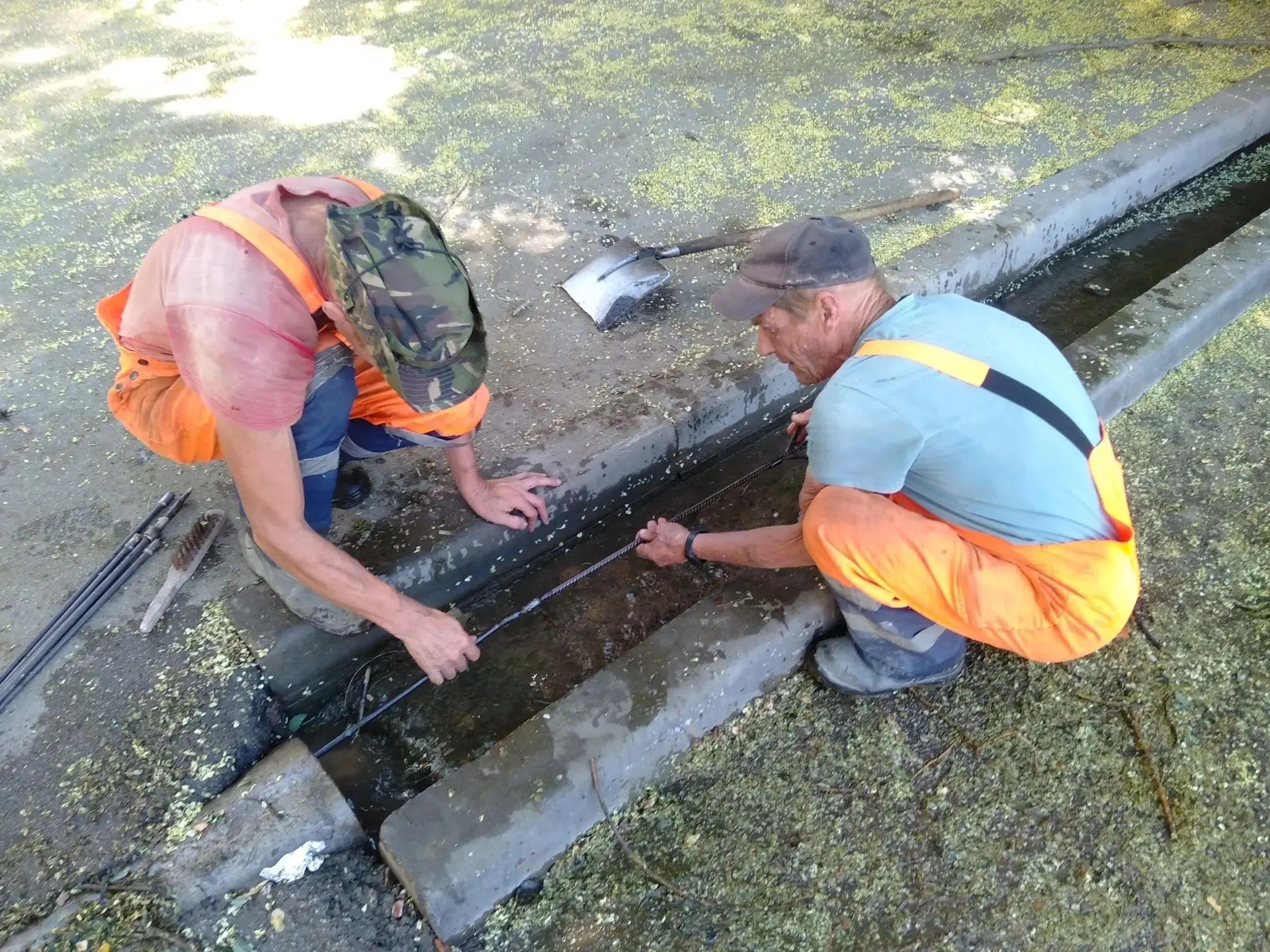 🛠 Рабочие моменты
⁣
Отремонтировали колодец на ул. Истомина и прочистили лоток на ул. Лазаревской

