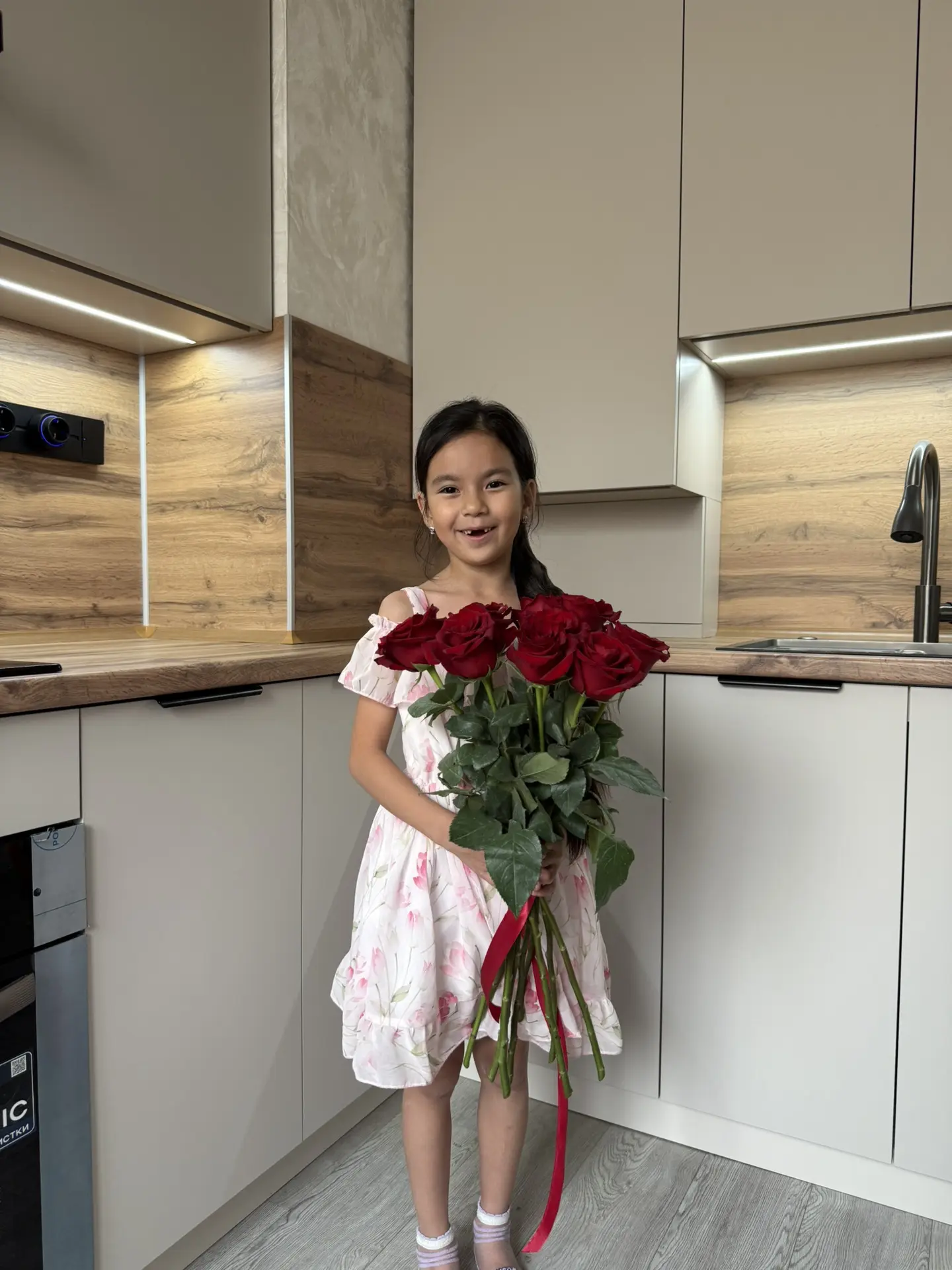 Улыбка, блеск в глазах, еще и цветы подарили-счастливый ребенок!