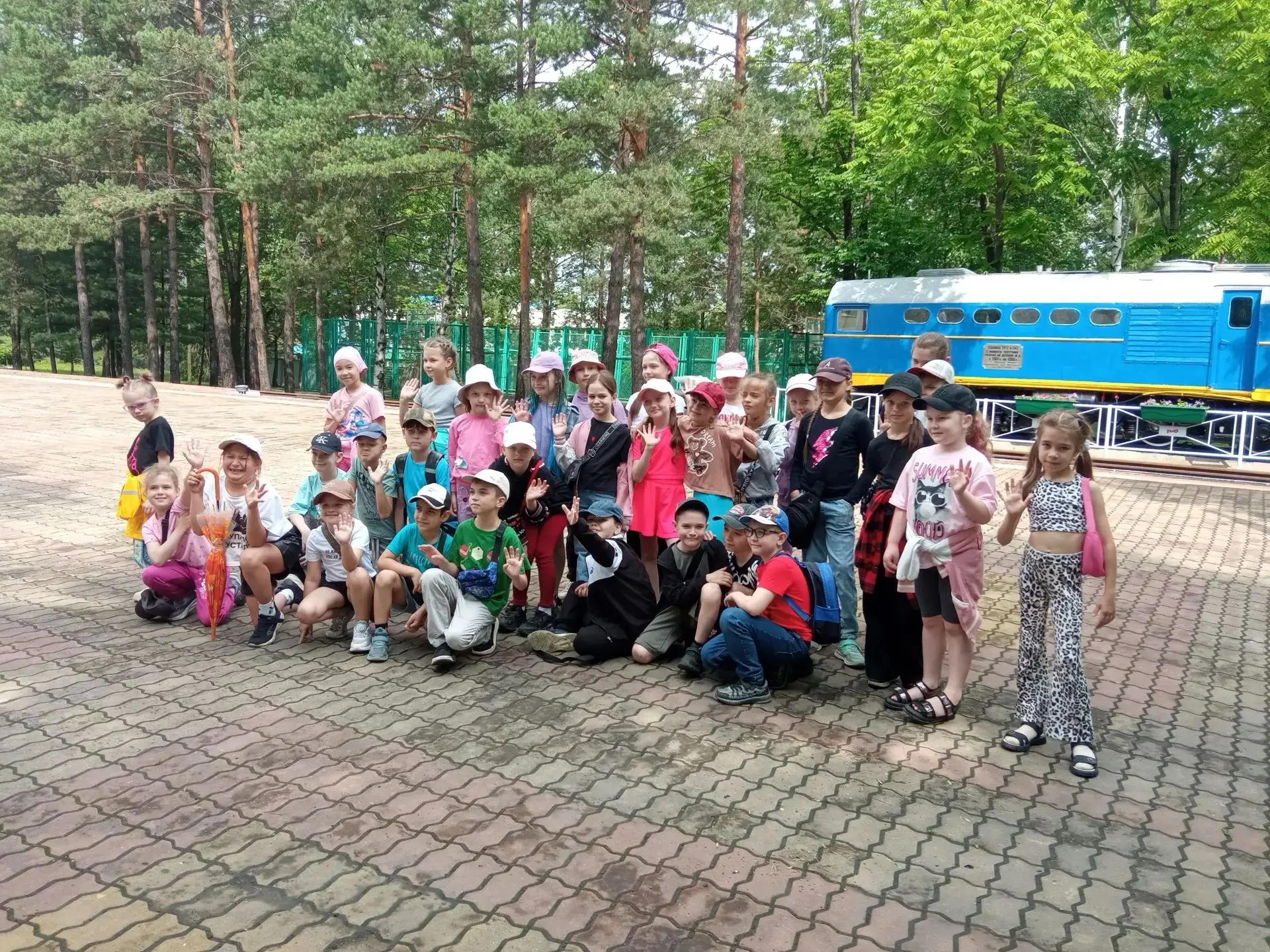 Сегодня ребята из пришкольного лагеря "Юнга" посетили детскую железную дорогу 🚄🎉. Это было увлекат