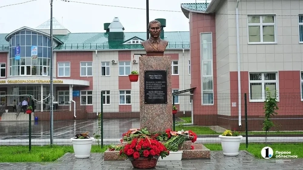 В Кунашаке открыли памятник поэту-фронтовику Мусе Джалилю🙏🏼

Бронзовый бюст установили рядом со шк