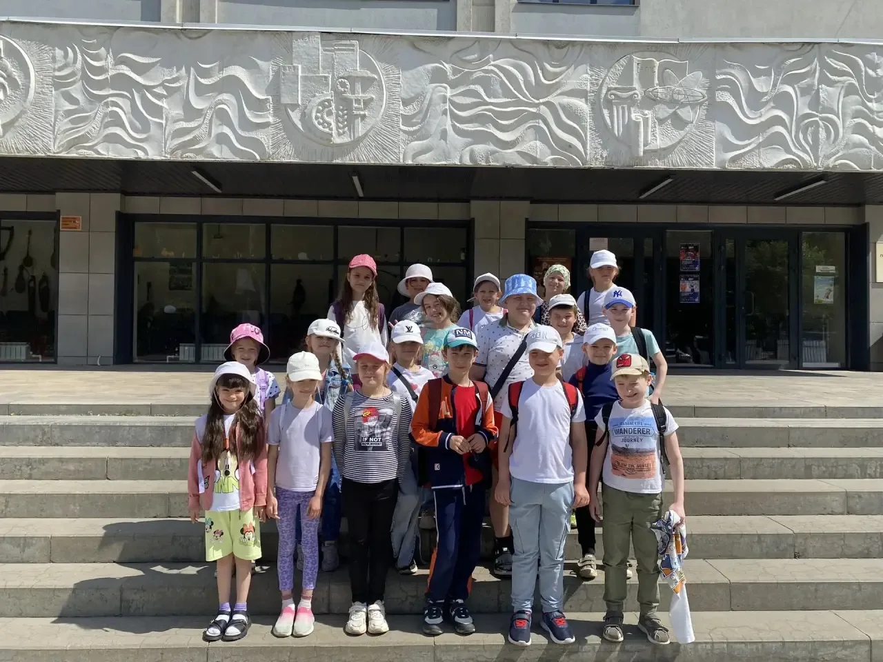 В преддверии Дня памяти и скорби ребята из летнего пришкольного лагеря дневного пребывания «Берёзка»