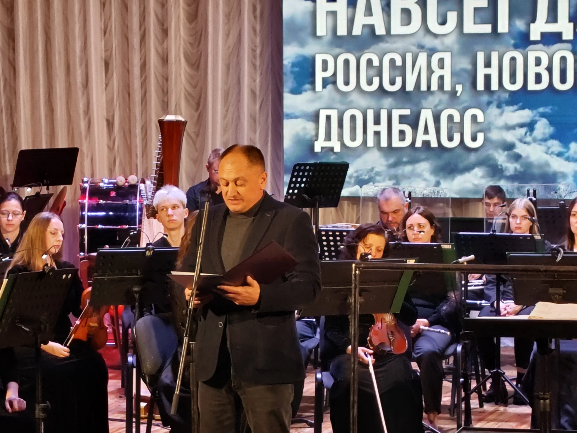 В Луганске прошло мероприятие #МЫВМЕСТЕ, посвященное Дню воссоединения Донецкой Народно...