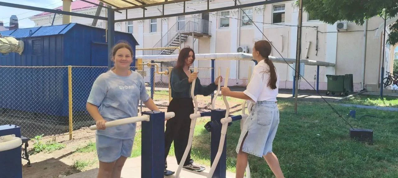 «День подвижных игр» прошёл динамично и весело. Ребята сделали бодрую разминку, соревновались в ловк