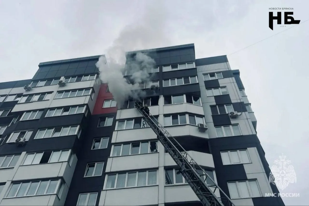 🔥 1 человек пострадал и 15 эвакуированы при пожаре в Брянске 

В оперативную дежурную смену Главног