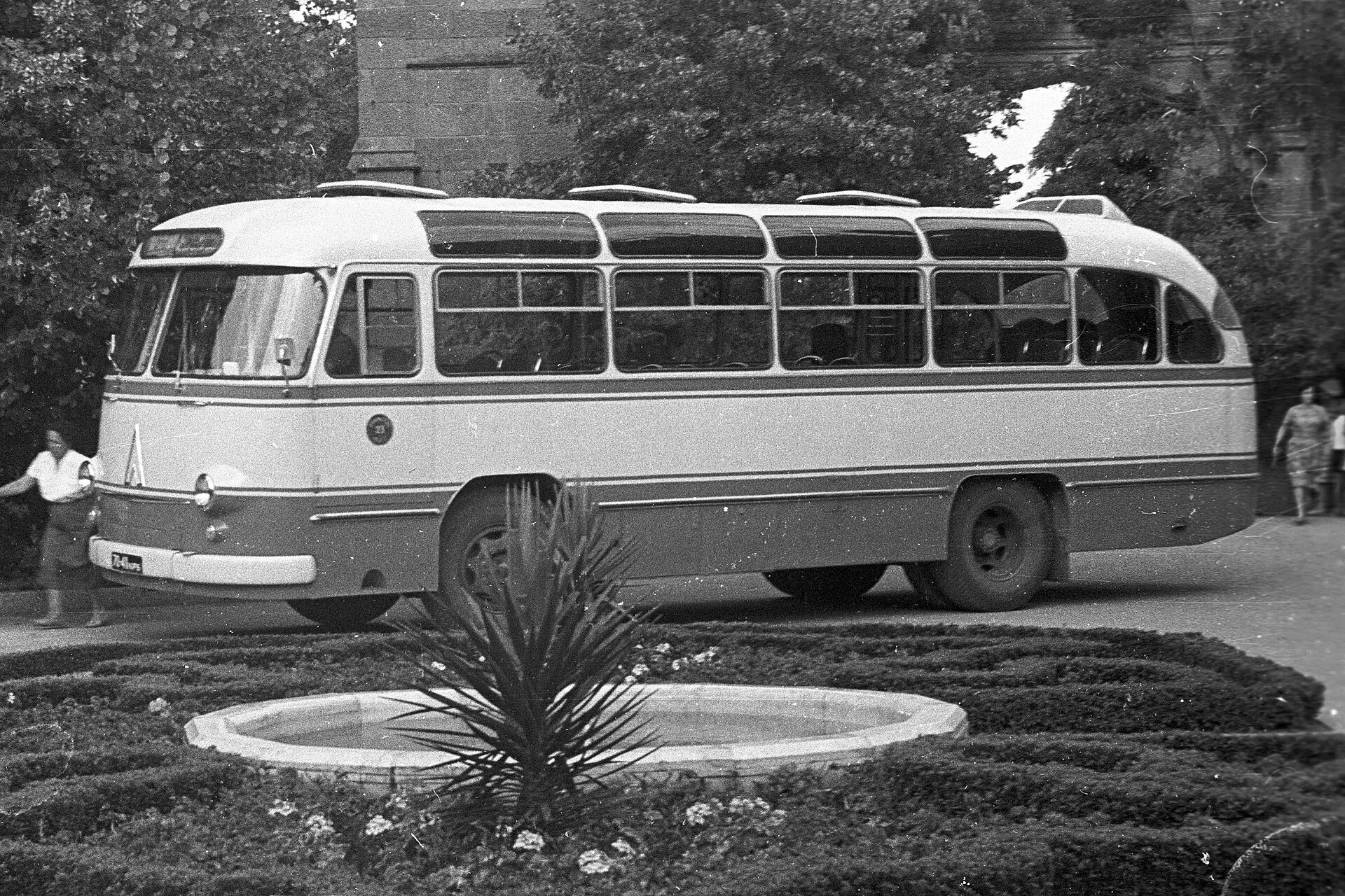 На архивной фотографии 1963 года запечатан автобус LAZ-695B на фоне великолепного дворц...