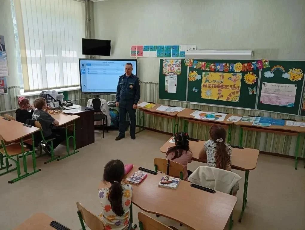 В общеобразовательной школе № 4 прошла полезная встреча школьников с представителем пожарно-спасател