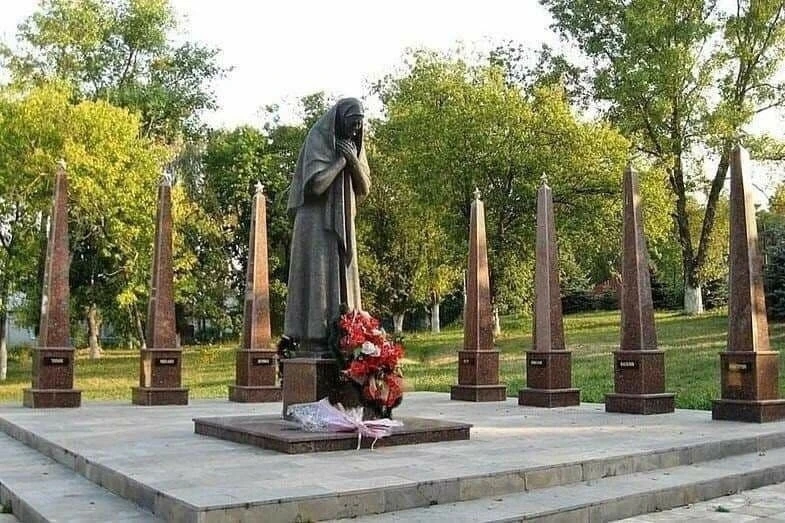 Памятник Марии Матвеевне Фроловой — пронзительный символ материнского подвига и скорби. Восемь обели